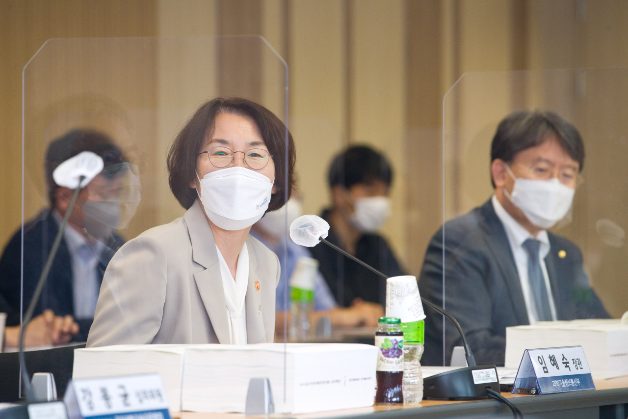임혜숙 과학기술정보통신부 장관이 24일 오후 서울 종로구 광화문교보빌딩 국가과학기술자문회의 대회의실에서 열린 '제16회 국가과학기술자문회의 심의회의' 에 참석해 인사말을 하고 있다.[과기정통부 제공]
