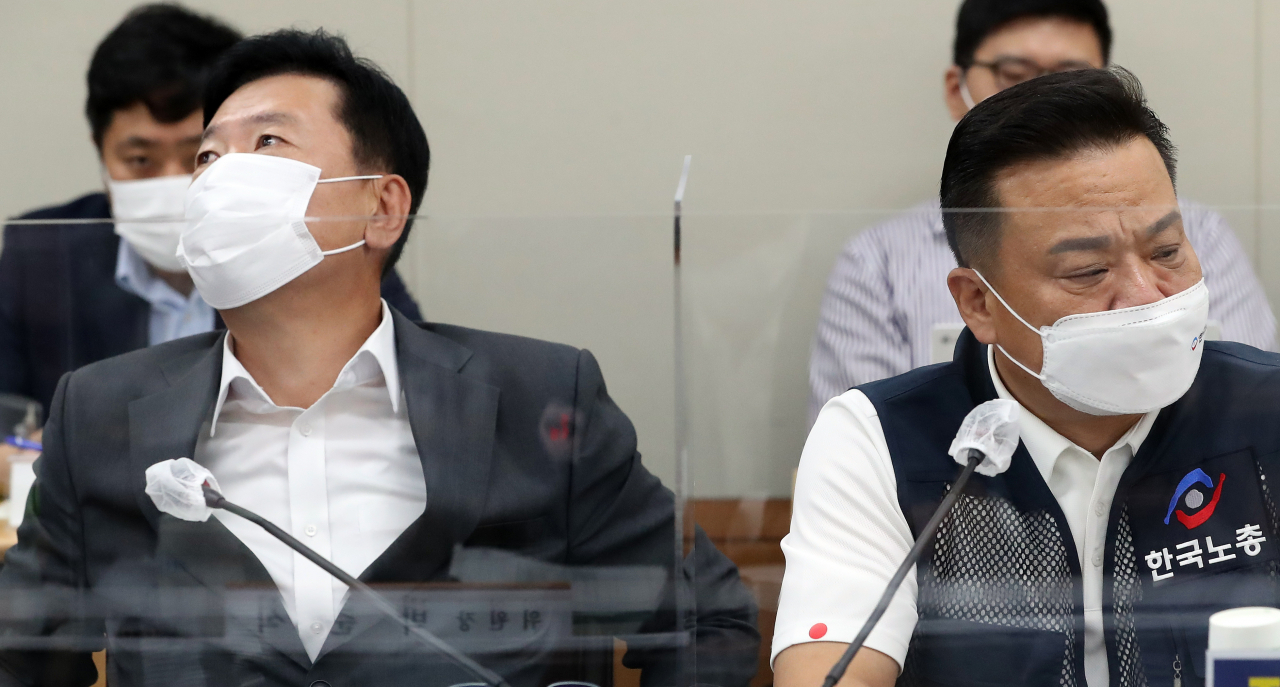 24일 오후 세종시 정부세종청사 최저임금위원회 회의실에서 열린 5차 전원회의에서 사용자위원인 류기정 경총 전무(왼쪽)와 근로자위원인 이동호 한국노총 사무총장이 고민하는 표정을 하고 있다. 노동계는 이날 2022년 적용 최저임금 최초요구안으로 23.9% 인상한 1만800원을 제시했다. [연합]