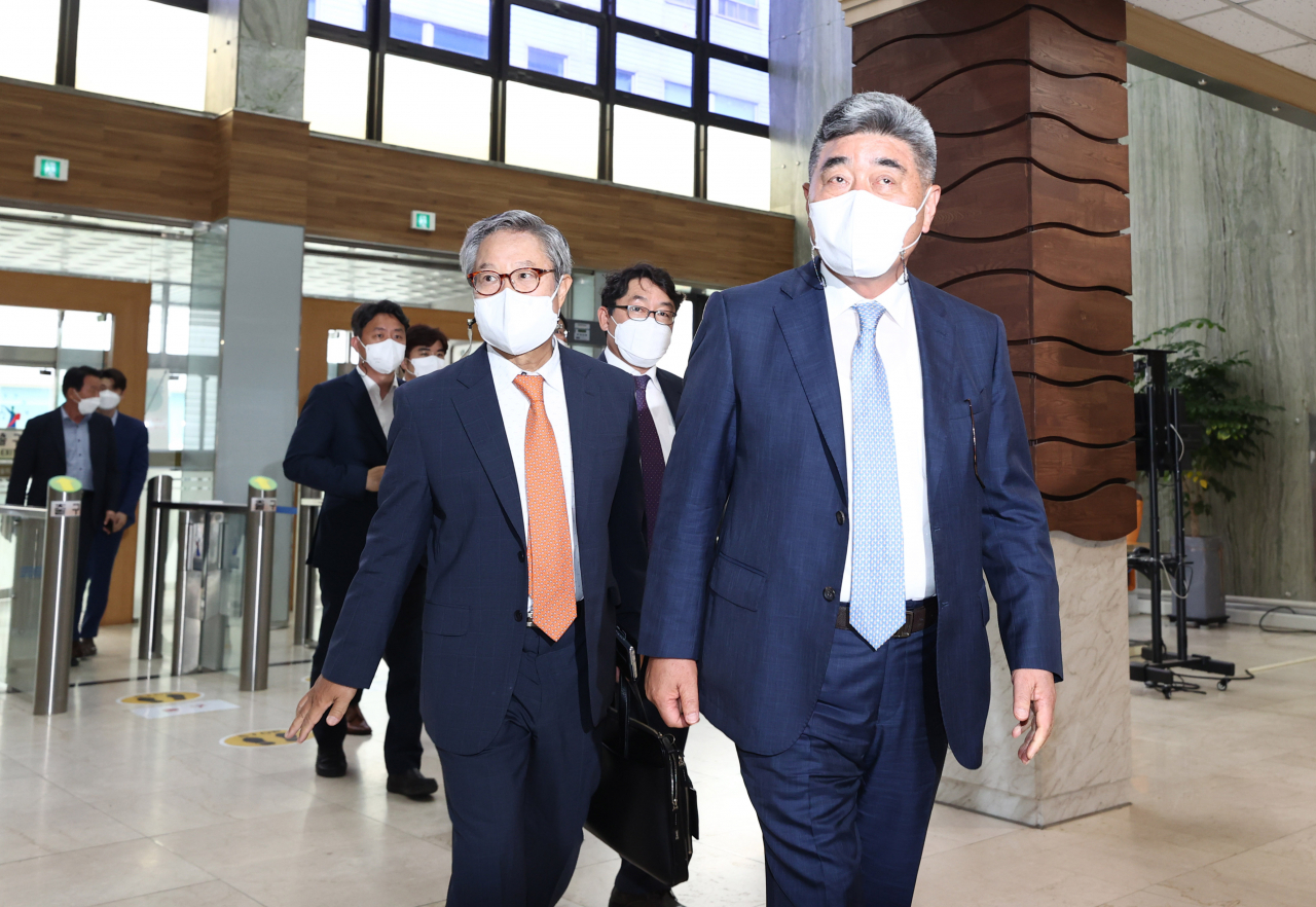 이스타항공의 새 주인이 된 ㈜성정이 인수의지와 능력을 확인하기 위해 잔금을 조기에 납입할 것을 검토하고 있다. 형남순 ㈜성정 회장(오른쪽)과 정재섭 이스타항공 공동관리인이 지난 6월 24일 오후 이스타항공과 성정의 인수합병 투자계약 체결을 위해 서울 서초구 서울회생법원으로 들어서고 있다. [연합뉴스]