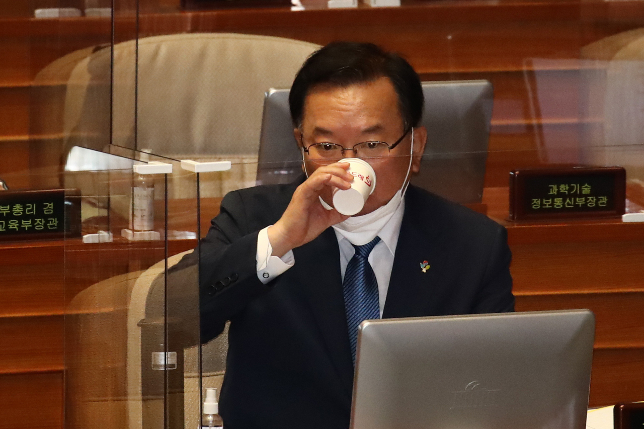 김부겸 국무총리가 24일 서울 여의도 국회 본회의장에서 열린 교육·사회·문화분야 대정부질문에 출석하고 있다. [연합]