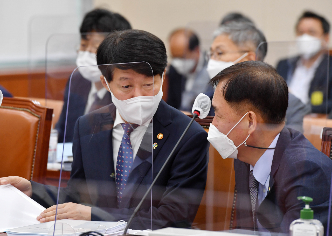 안경덕 고용노동부 장관이 24일 국회 환경노동위원회 전체회의에 출석, 대화하고 있다. [연합]