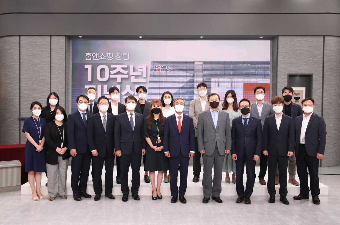홈앤쇼핑의 김옥찬 대표(앞줄 왼쪽 일곱번째)와 임직원들이 지난 24일 서울 강서구 본사에서 창립10주년 기념식을 열었다.[홈앤쇼핑 제공]
