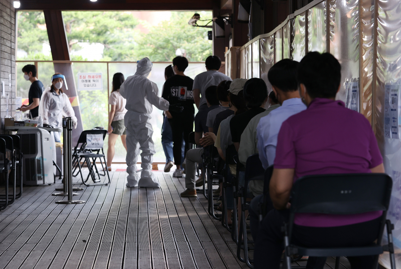 24일 오전 서울 송파구보건소 선별진료소에서 시민들이 검사를 받기 위해 기다리고 있다. [연합]