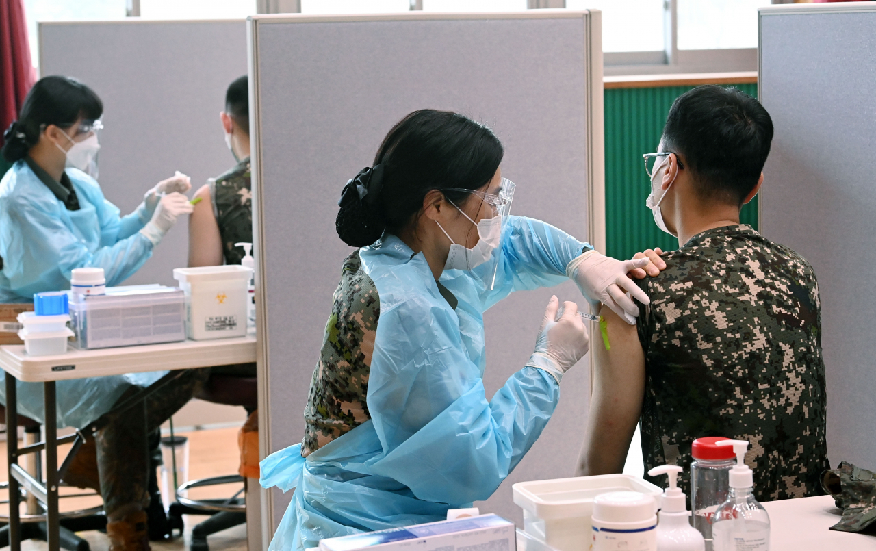 24일 경기도 고양시 육군 9사단(백마부대)에서 장병들이 코로나 백신을 접종하고 있다. 연합뉴스