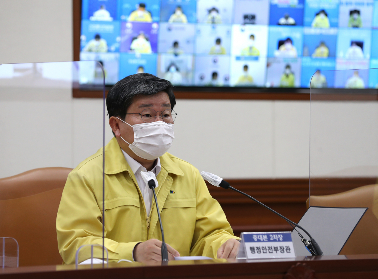 전해철 중앙재난안전대책본부 2차장(행정안전부 장관)이 25일 오전 정부서울청사에서 열린 코로나19 대응 중앙재난안전대책본부 영상 회의에서 발언하고 있다. [연합]