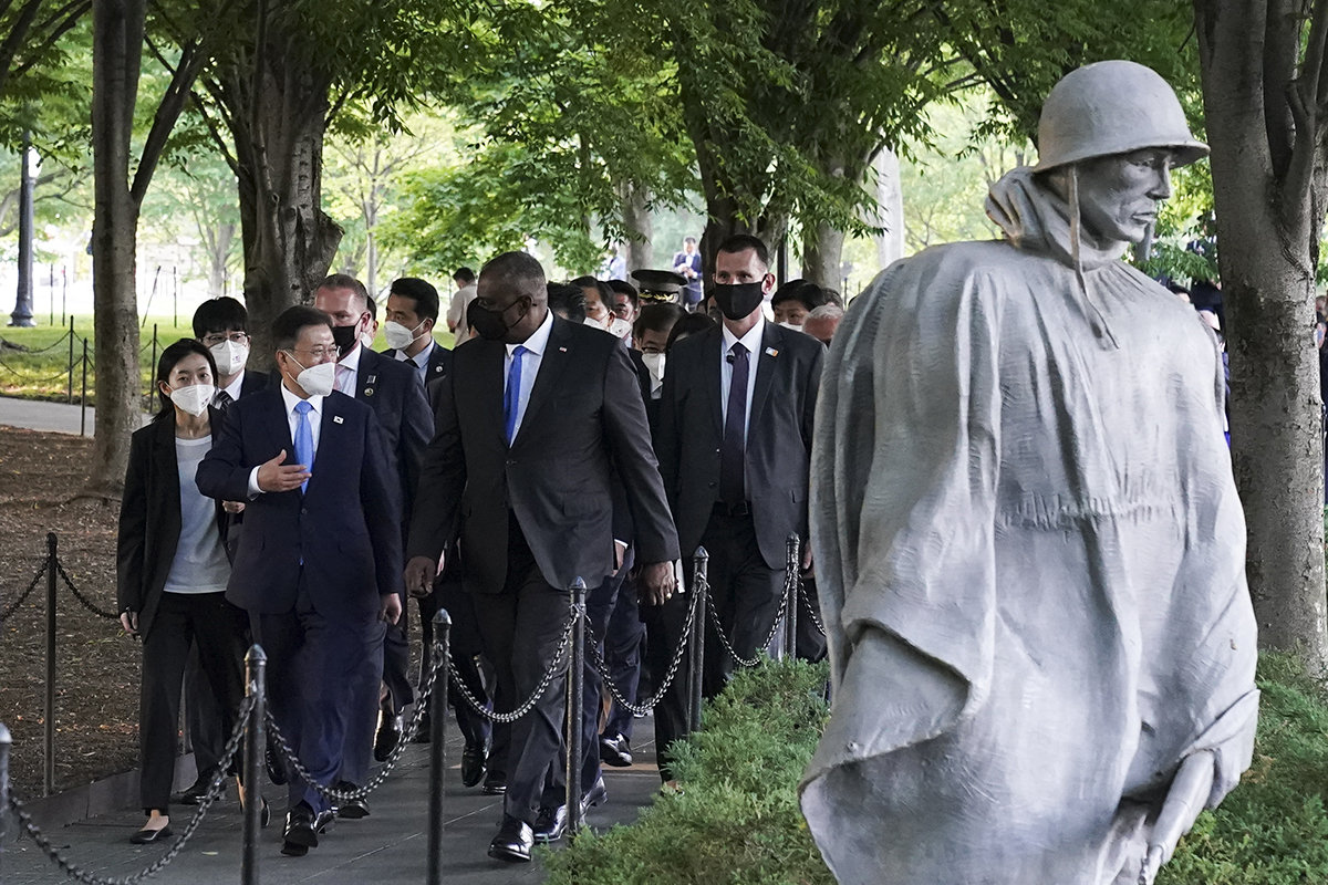 미국 국방부는 6·25전쟁 71주년을 맞아 “오늘날 한국은 미국의 소중한 동맹”이라고 밝혔다. 문재인 대통령이 지난 5월 방미 기간 기념공원에서 열린 추모의 벽 착공식에 참석한 뒤 로이드 오스틴 미 국방장관의 안내로 공원을 둘러보고 있다. [헤럴드DB]