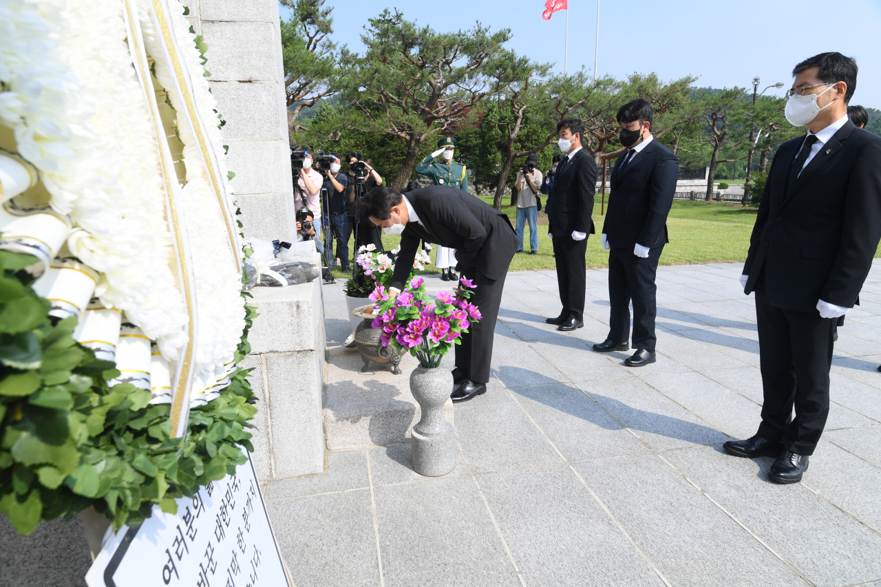 오세훈 서울시장이 6.25 전쟁 71주년을 맞은 25일 오전 9시 군 복무 중 사고를 당한 청년유공자인 하재헌 조정선수, 이주은 해병대위, 모델 이찬호씨와 함께 국립서울현충원을 참배하고 있다. [서울시 제공]