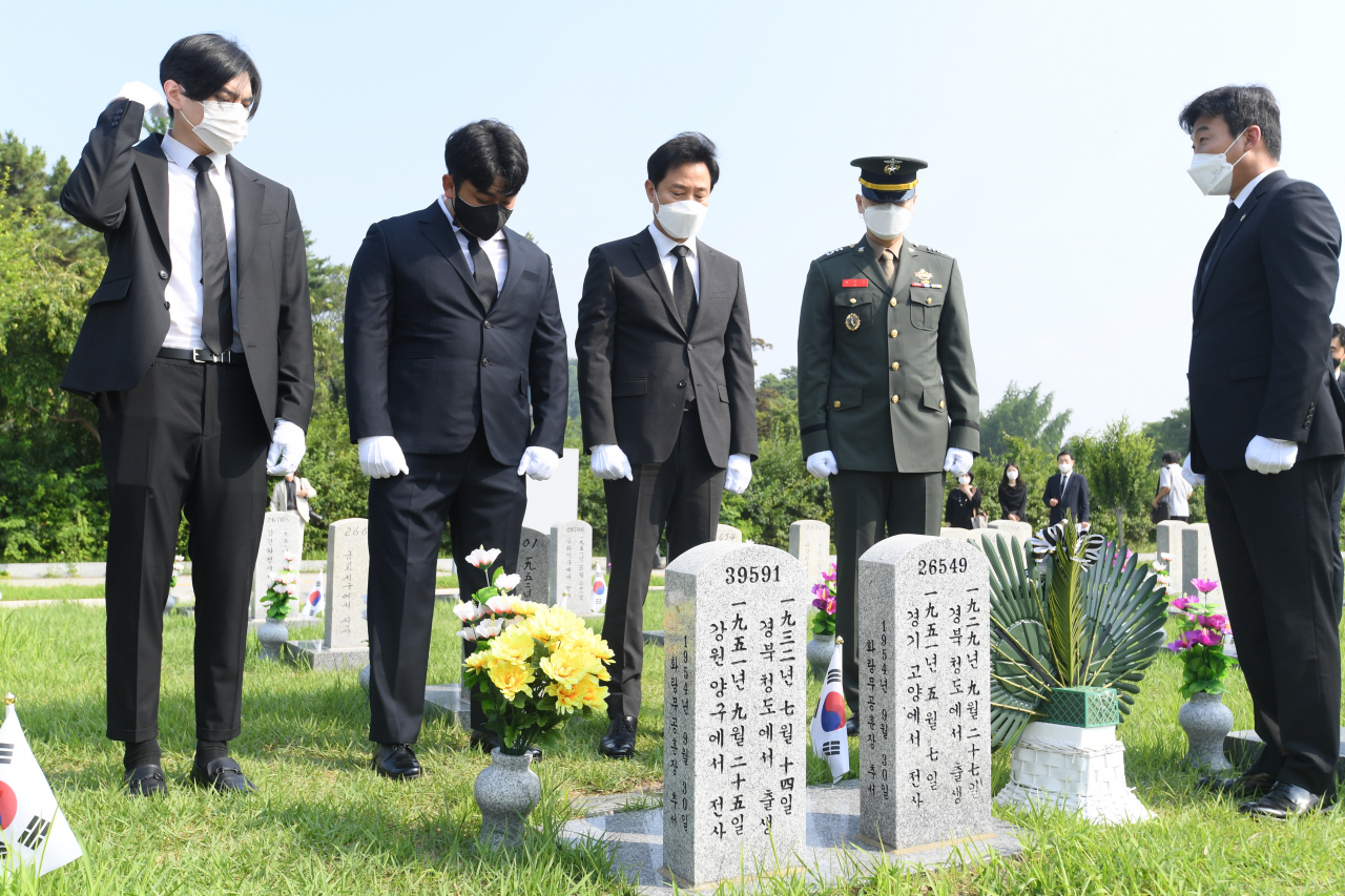 오세훈 서울시장이 6.25 전쟁 71주년을 맞은 25일 오전 9시 군 복무 중 사고를 당한 청년유공자인 하재헌 조정선수, 이주은 해병대위, 모델 이찬호씨와 함께 국립서울현충원을 참배했다.참배하고 있다. [서울시 제공]