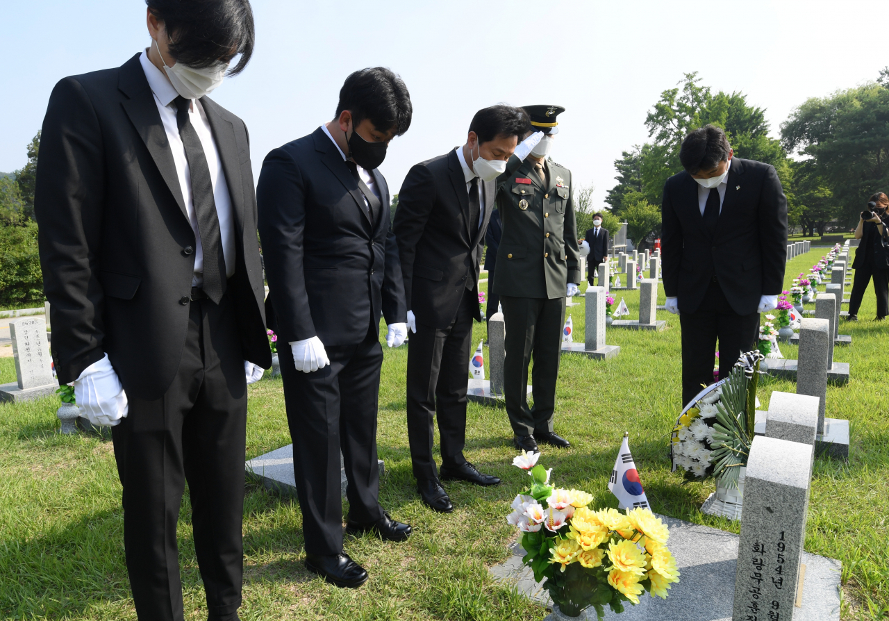 오세훈 서울시장이 6.25 전쟁 71주년을 맞은 25일 오전 9시 군 복무 중 사고를 당한 청년유공자인 하재헌 조정선수, 이주은 해병대위, 모델 이찬호씨와 함께 국립서울현충원에서 한 전사자에게 참배하고 있다. [서울시 제공]