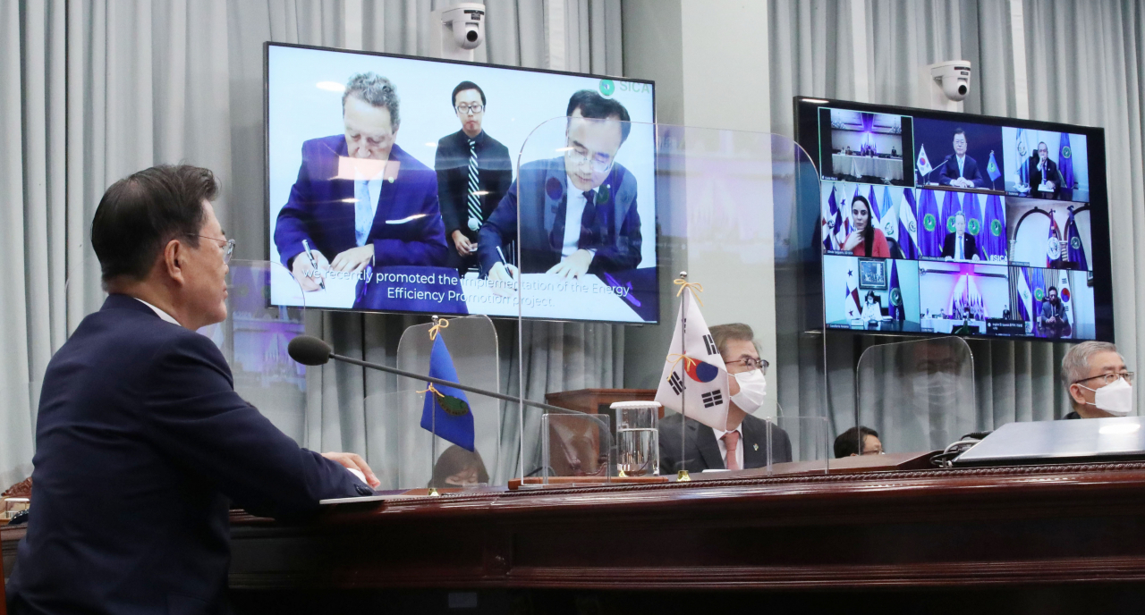 문재인 대통령이 25일 오전 청와대에서 화상으로 열린 제4차 한-중미통합체제(SICA) 정상회의에 참석해 있다. [연합]