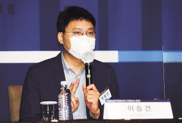 헤럴드경제가 주관하는 ‘헤럴드 금융포럼 2021’이 24일 오전 서울 중구 더플라자호텔에서 ‘금융, 세상을 바꾸다’라는 주제로 열린 가운데 이승건 비바리퍼블리카 대표가 토론을 하고 있다. 박해묵 기자