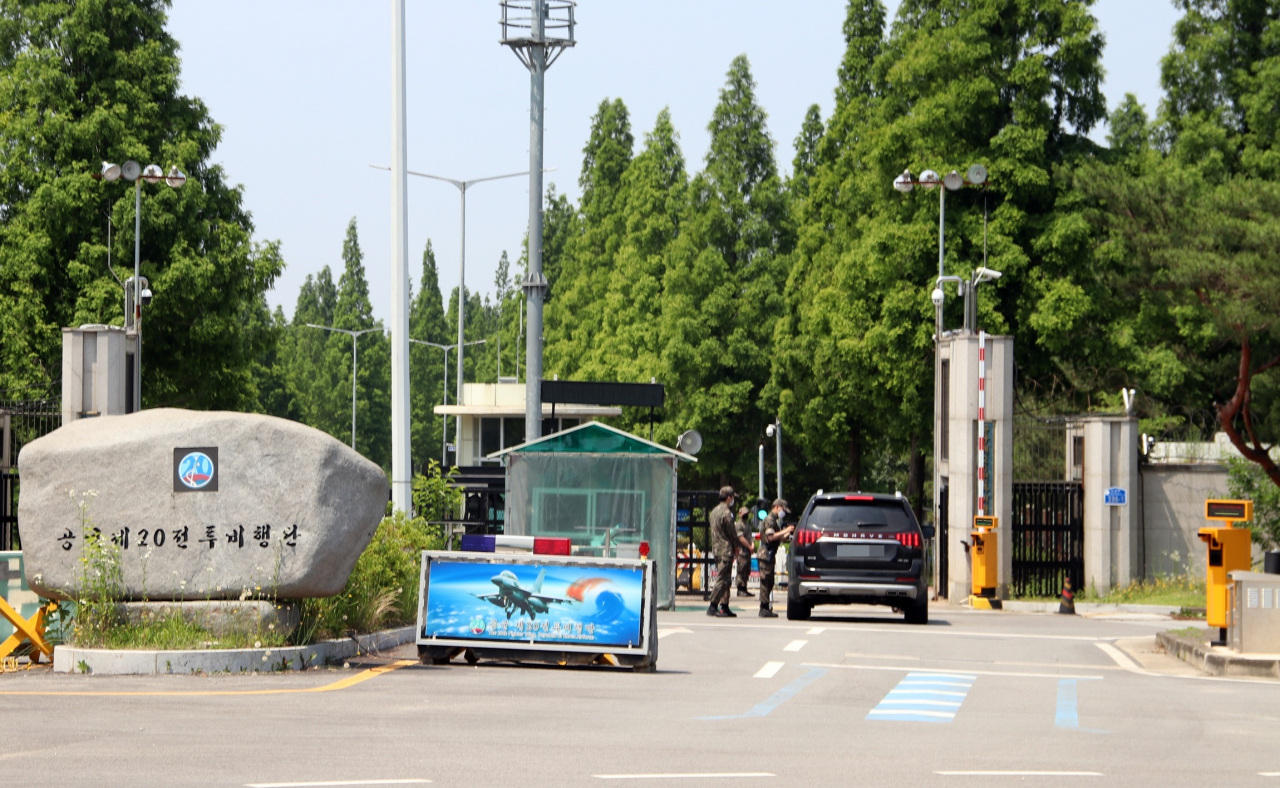 국방부 조사본부는 25일 공군 성추행 피해 여중사 사망사건과 관련해 초동수사 과정에서 부실수사 논란을 야기한 공군 20전비 군사경찰 수사관계자 1명을 직무유기 혐의로 형사입건해 피의자 신분으로 전환했다고 밝혔다. 충남 서산 공군 20전비 정문 모습. 자료사진. [연합]