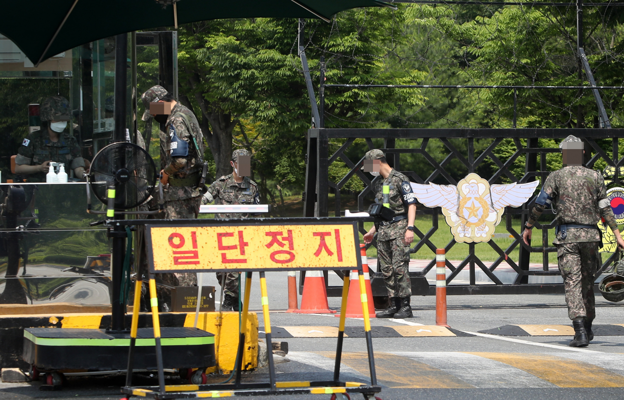 국방부 조사본부는 25일 공군 성추행 피해 여중사 사망사건과 관련해 초동수사 과정에서 부실수사 논란을 야기한 공군 20전비 군사경찰 수사관계자 1명을 직무유기 혐의로 형사입건해 피의자 신분으로 전환했다고 밝혔다. 충남 계룡대 정문 모습. [연합]