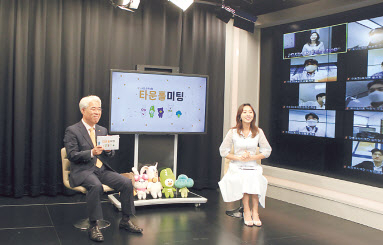 KB손해보험 김기환(왼쪽) 사장이 출범 6주년을 맞아 24일 진행한 타운홀 미팅에서 유튜브에 접속한 직원들과 실시간으로 소통하고 있다.