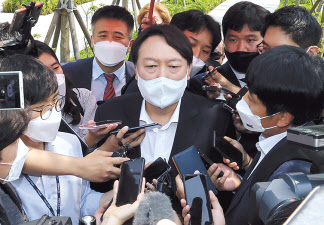 윤석열 전 검찰총장이 9일 열린 서울 남산예장공원 개장식에서 취재진 질문에 답하고 있다. [연합]