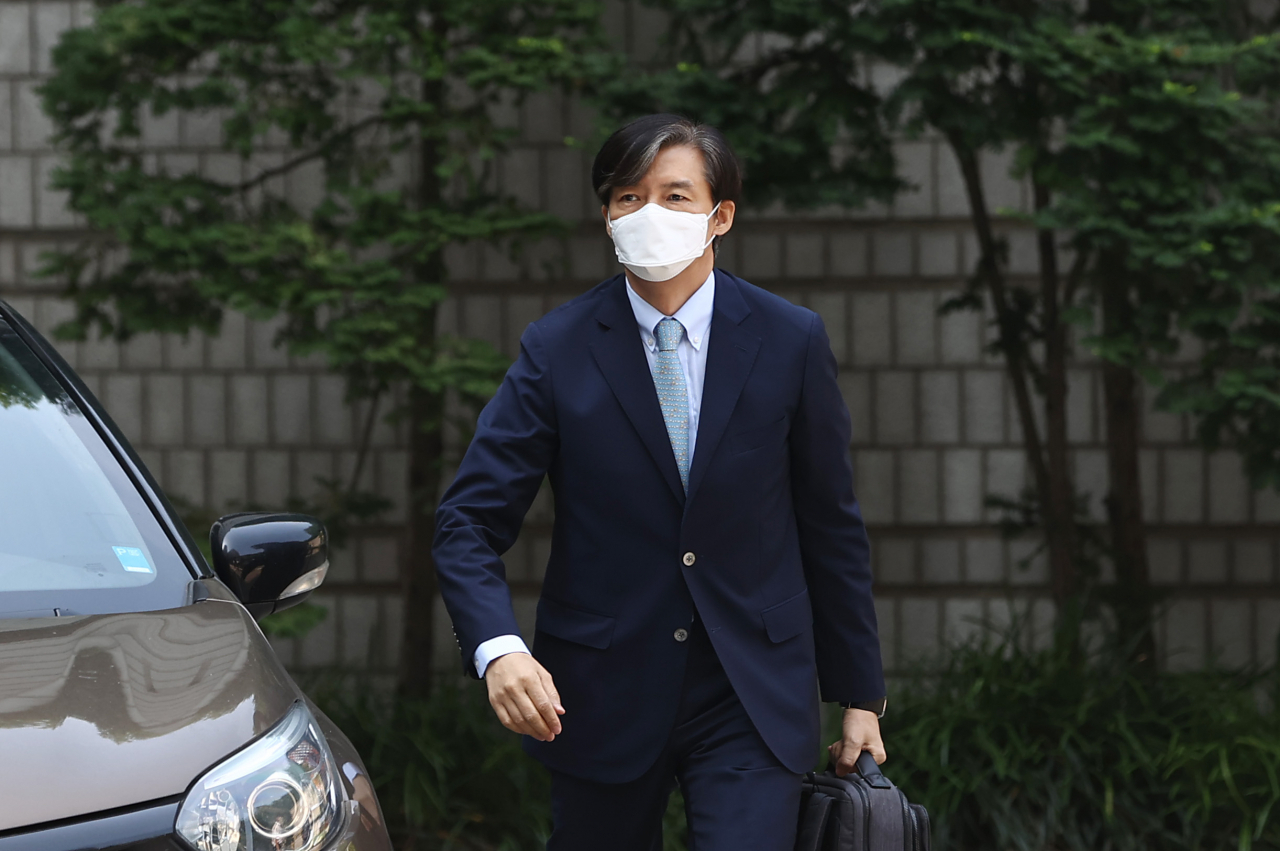 자녀 입시비리 혐의로 재판에 넘겨진 조국 전 법무부 장관이 25일 서울 서초구 서울중앙지법에 출석하고 있다. [연합]