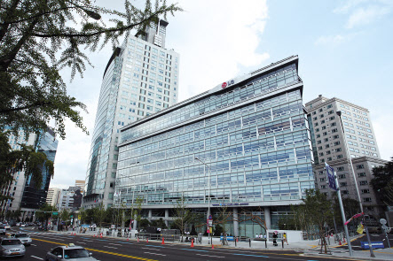 지주회사 LX홀딩스와 LG상사, 판토스가 입주한 LG광화문빌딩 전경. [LX 제공]