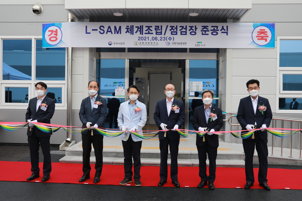 LIG넥스원은 지난 23일 김천하우스에서 ‘L-SAM 체계조립/점검장’ 준공식을 개최했다. [LIG넥스원 제공]