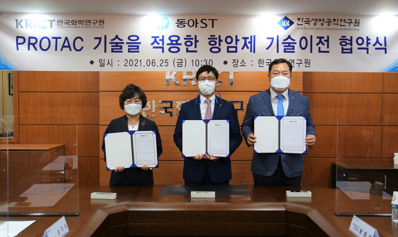 한국화학연구원과 한국생명공학연구원은 공동개발한 항암치료 기술 프로탁을 동아에스티에 기술이전했다. 왼쪽부터 이미혜 한국화학연구원장, 엄대식 동아에스티 대표이사, 김장성 한국생명공학연구원장.[한국화학연구원 제공]
