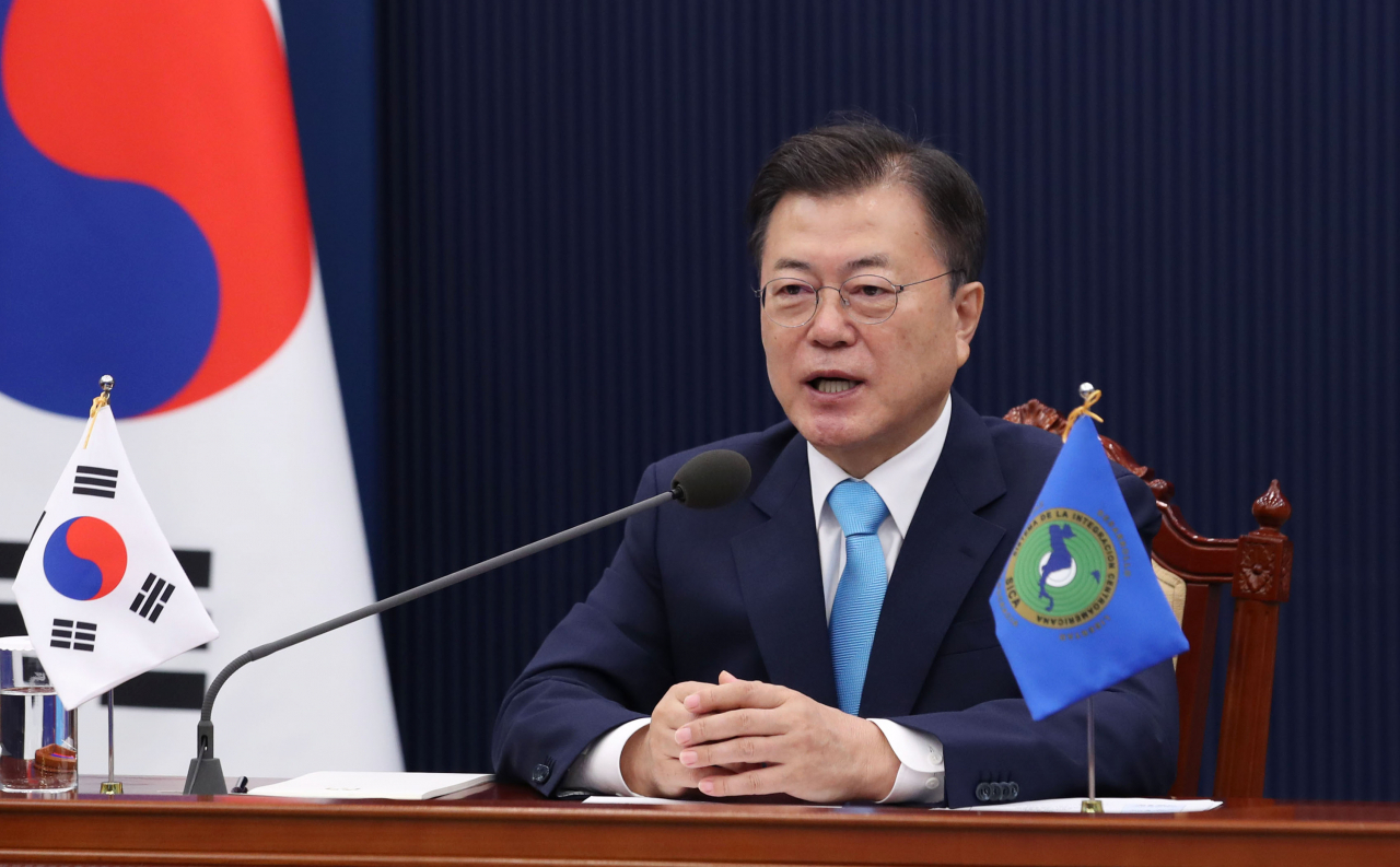 문재인 대통령이 25일 오전 청와대에서 화상으로 열린 제4차 한-중미통합체제(SICA) 정상회의에서 발언하고 있다. [연합]