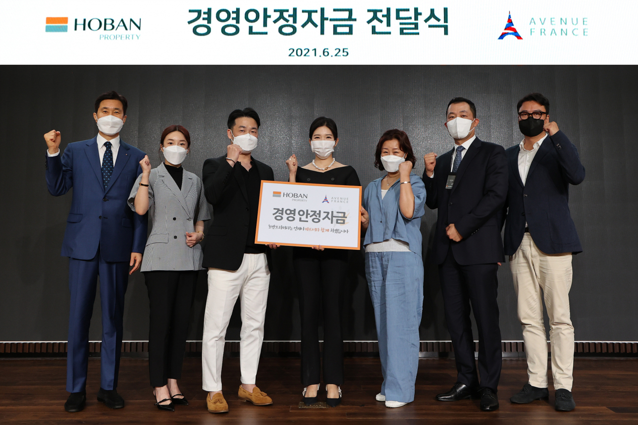 김윤혜 호반프라퍼티 부사장(왼쪽 네번째) 등이 25일 서울 서초구 호반파크 2관에서 열린 경영안정지원금 전달식을 마친 뒤 기념촬영을 하고 있다. [호반건설 제공]