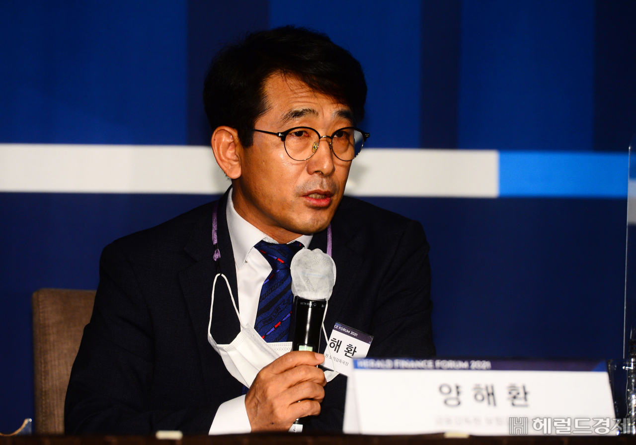 [헤럴드경제=박해묵 기자] 헤럴드경제가 주관하는 ‘헤럴드금융포럼 2021’이 24일 서울 중구 더플라자호텔에서 '금융, 세상을 바꾸다'라는 주제로 열린 가운데 양해환 금융감독원 보험감독국장이 토론에 참여하고 있다.