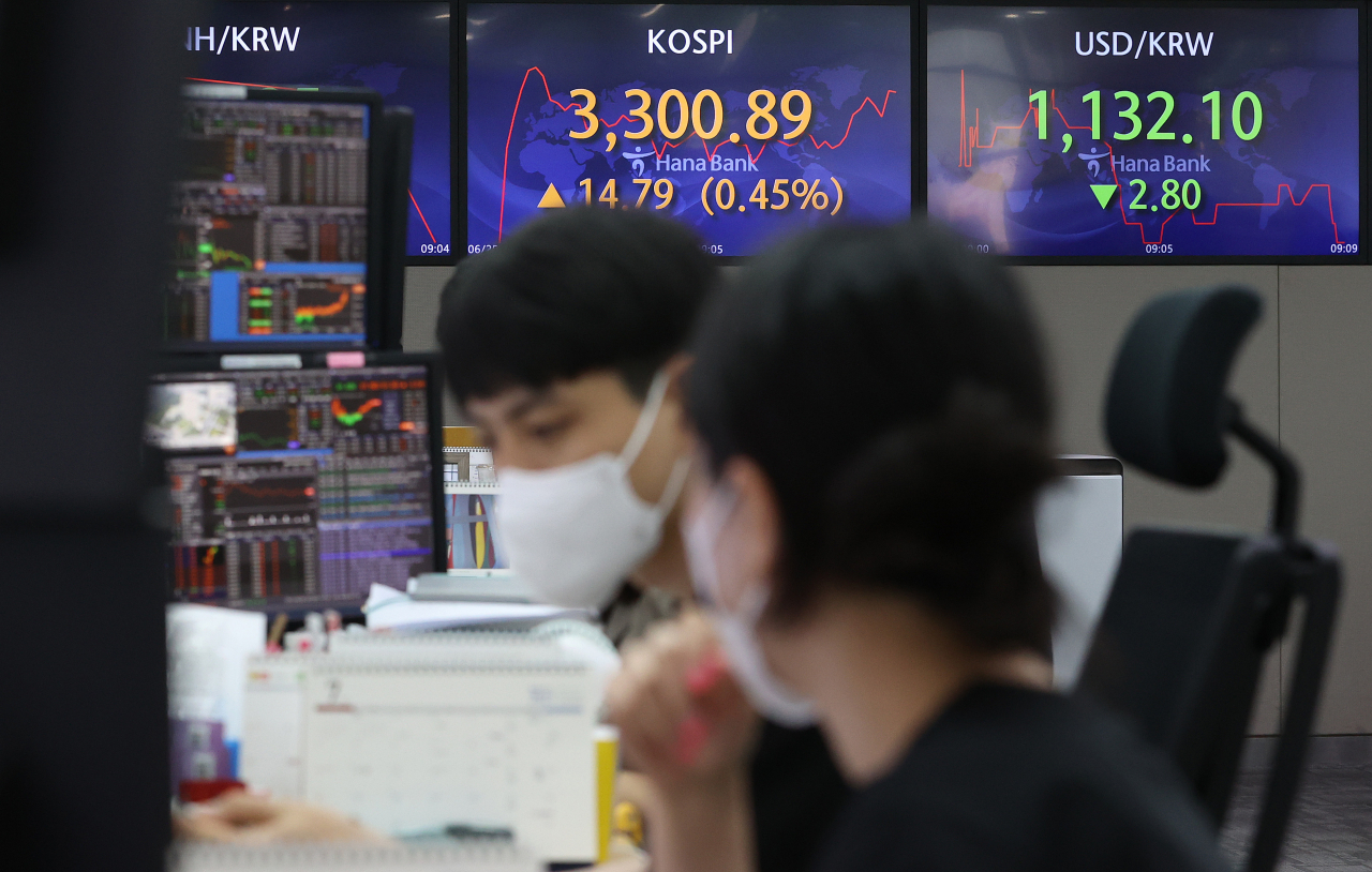 코스피가 사상 처음 3300선을 돌파하며 거래를 마쳤다. 사진은 25일 장중 서울 중구 하나은행 본점 딜링룸. [연합]
