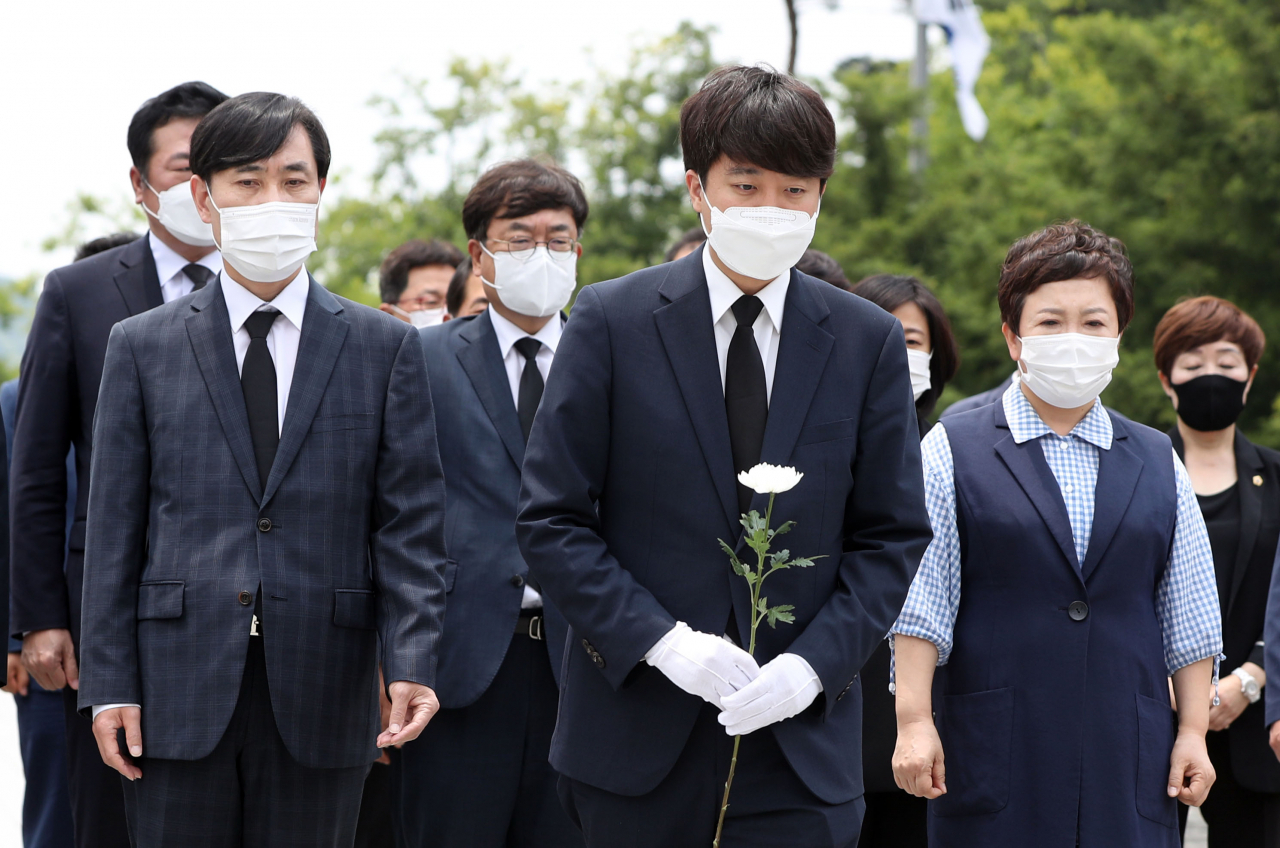 국민의힘 이준석 대표가 25일 오후 경남 김해시 진영읍 봉하마을 노무현 전 대통령 묘역을 참배하고 있다. [연합]