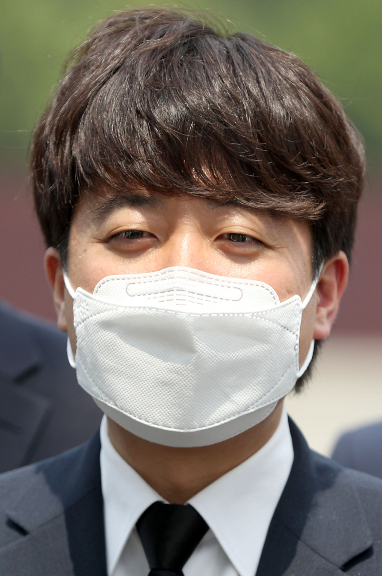 이준석 국민의힘 대표가 25일 오후 경남 김해시 진영읍 봉하마을을 방문해 노무현 전 대통령 묘역 참배와 권양숙 여사 예방 후 취재진과 만나 인터뷰하고 있다. [연합]