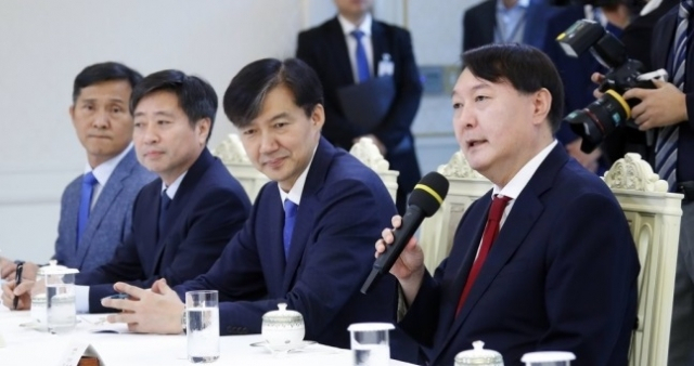 윤석열 전 검찰총장이 2019년 7월 25일 청와대에서 열린 임명장 수여식 후 열린 환담에서 인사말하고 있다. 옆자리에는 당시 청와대 민정수석이었던 조국 전 법무부장관 [연합]