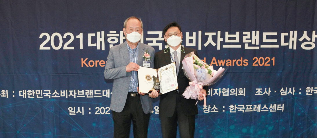 오후석 제1부시장이 '2021 대한민국소비자브랜드대상' 시상식서 기념촬영을 하고있다.[용인시 제공]