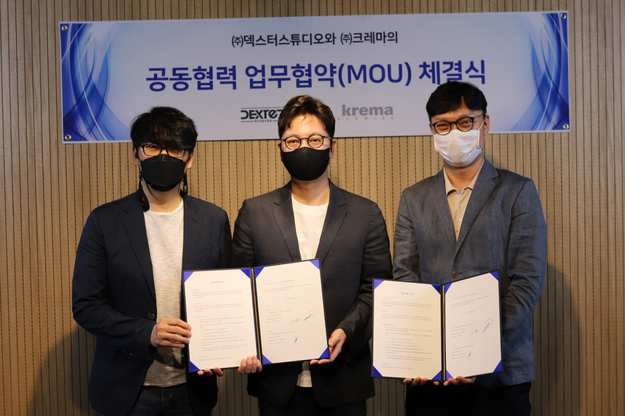 왼쪽부터, 덱스터스튜디오 강종익 대표, 크레마 손동진 대표, 덱스터스튜디오 김욱 대표 (사진=덱스터스튜디오)