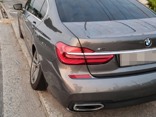 광주의 한 BMW 서비스센터의 과실로 운전자가 대형사고에 처할 상황에 놓였으나 업체측의 무성의한 태도와 서비스 부실로 비난 여론이 일고 있다.