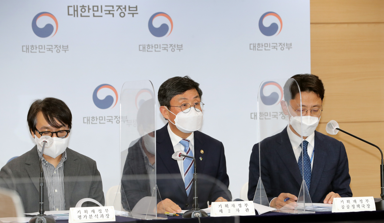 안도걸 기획재정부 2차관이 25일 정부서울청사에서 2020년 공공기관 경영평가의 오류로 평가결과를 수정 발표하고 있다. 오른쪽부터 김윤상 기획재정부 공공정책국장, 안도걸 2차관, 류형선 기획재정부 평가분석과장. [연합]