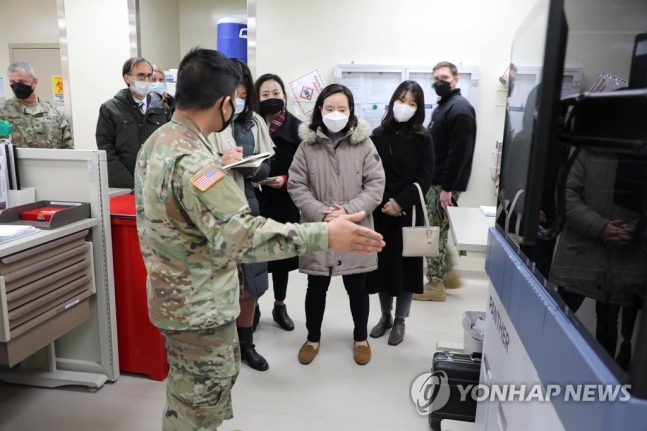 질병관리청 관계자들이 지난 1월 경기 평택시 험프리스 미 육군기지의 브라이언 올굿 병원을 방문해 격리시설, 음압치료실, 코로나19 백신센터 등을 둘러보고 있다.[연합㎠]