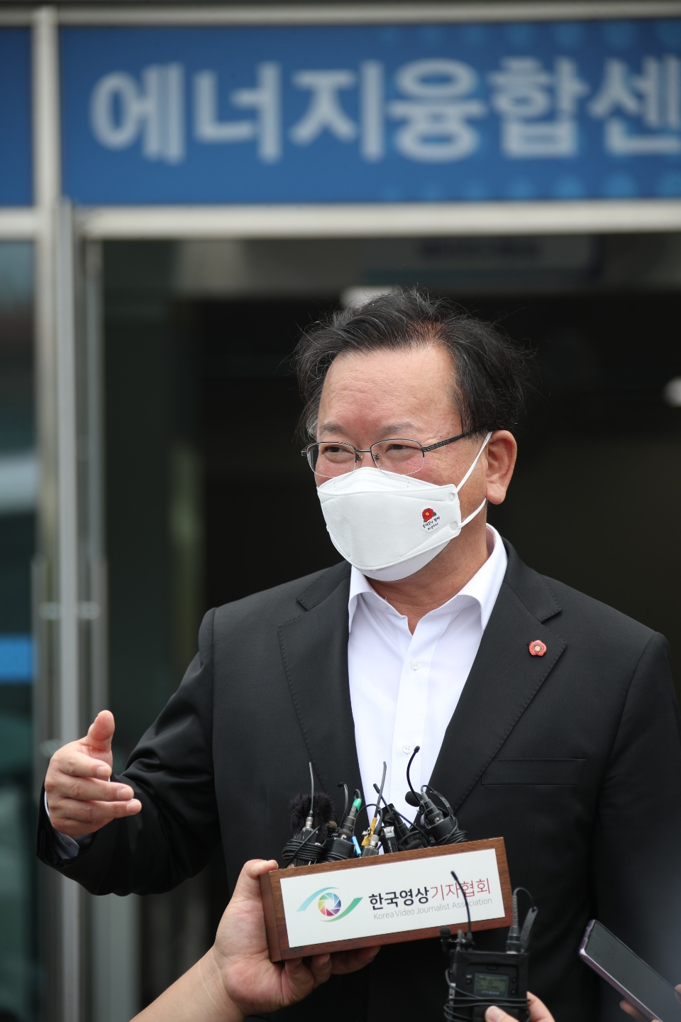 김부겸 국무총리가 26일 제주시 전기차배터리 산업화센터를 방문해 시찰한 뒤 취재진과 인터뷰를 하고 있다. [연합]