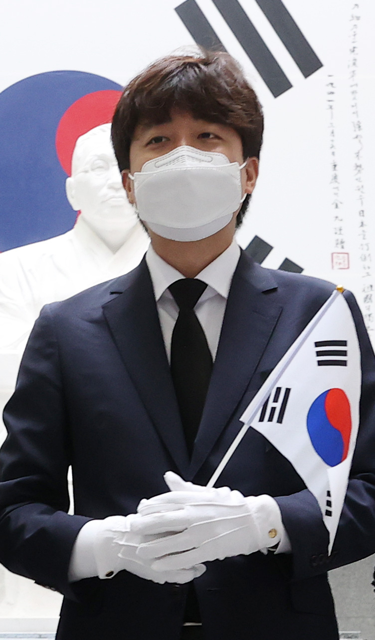 이준석 국민의힘 대표가 백범 김구 선생 72주기를 맞아 26일 오전 서울 용산구 백범김구기념관을 찾아 선생의 좌상 앞에서 태극기를 들고 있다. [연합]
