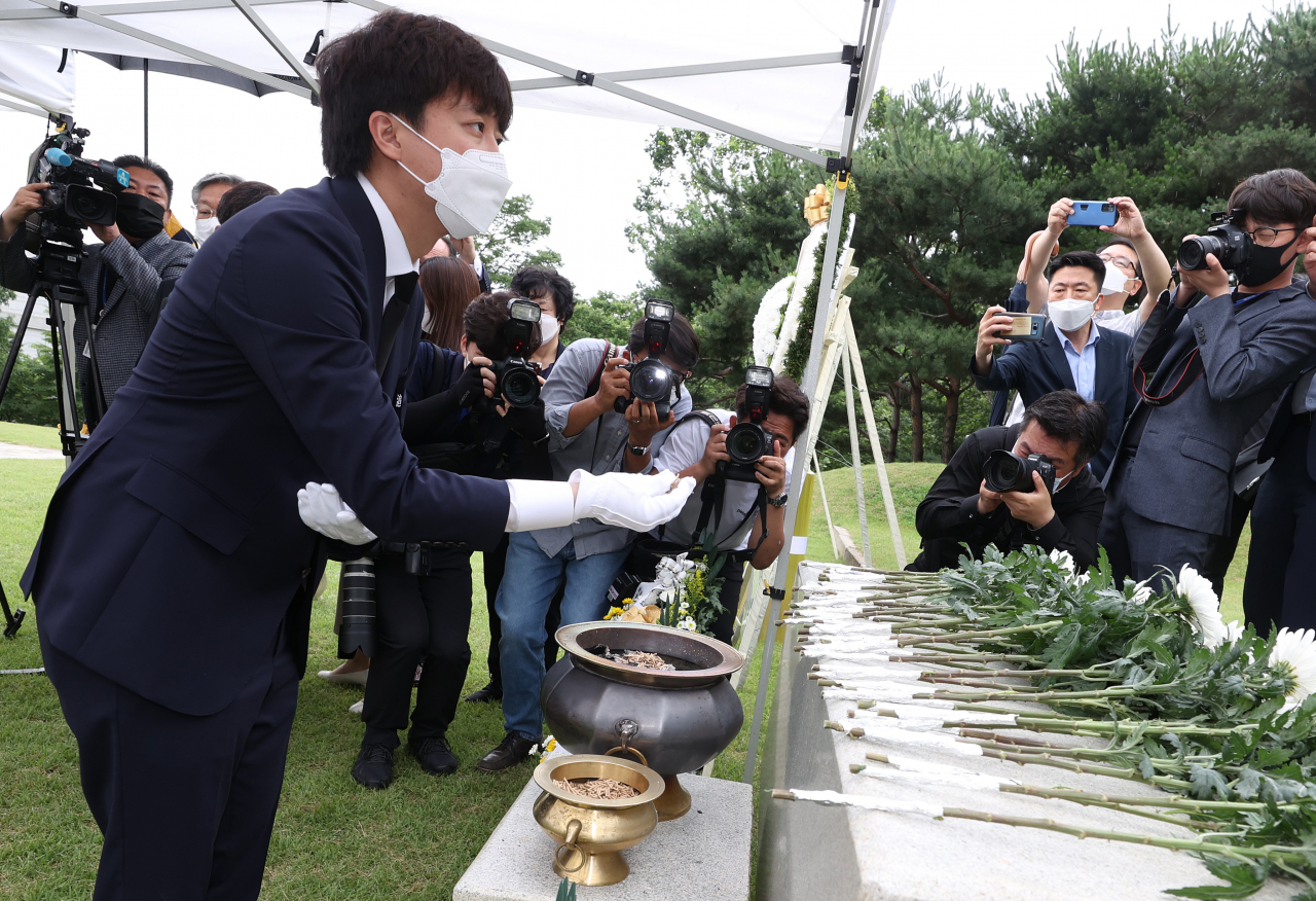 이준석 국민의힘 대표가 백범 김구 선생 72주기를 맞아 26일 오전 서울 용산구 효창공원 김구 선생의 묘소를 찾아 참배하며 분향하고 있다. 이날 추모 행사는 신종 코로나바이러스 감염증(코로나19) 확산 방지를 위해 외부 인사 초청 없이 백범김구선생기념사업협회 주관으로 추모식을 대신해 묘소 참배만 진행됐다. [연합]