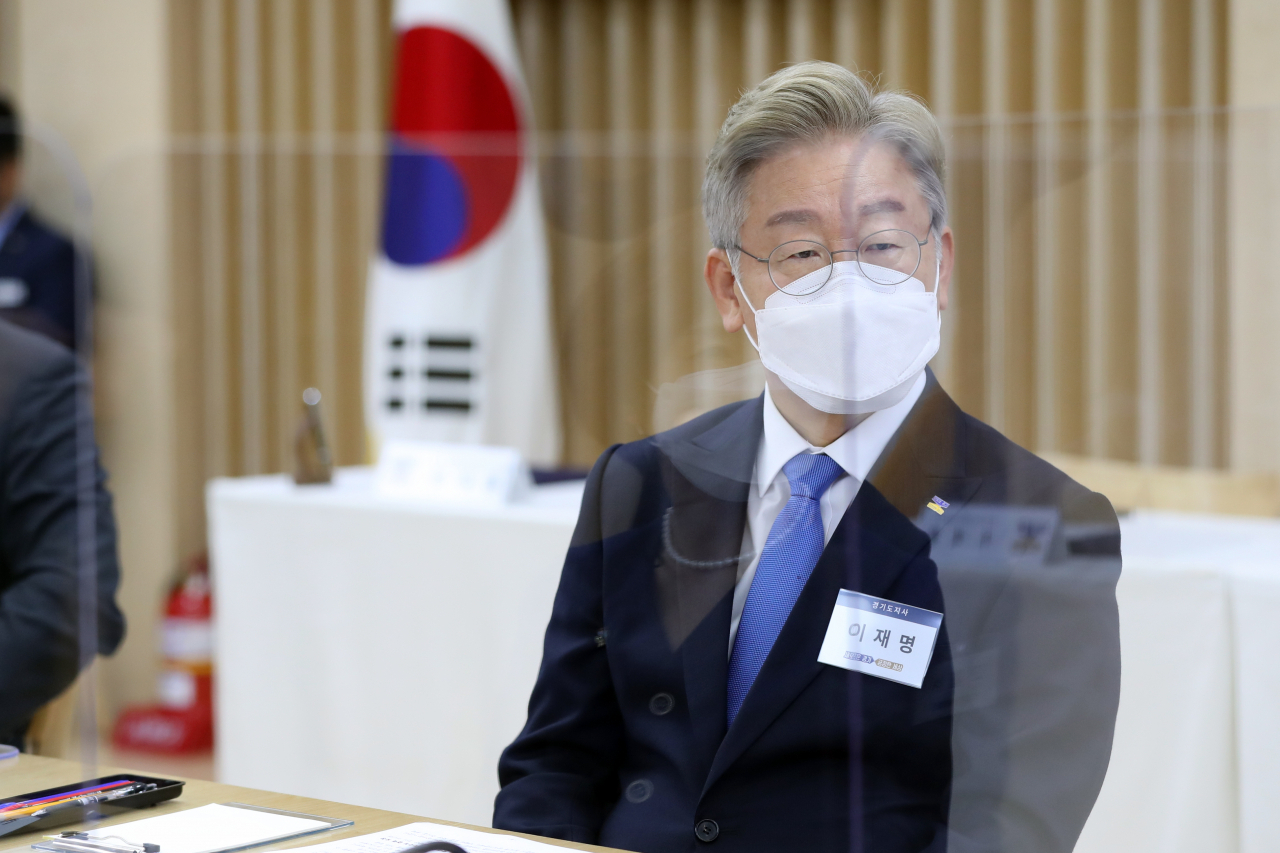 이재명 경기지사가 25일 오후 경기도청 상황실에서 열린 '다회용 배달·포장 음식용기 사용 확대를 위한 업무협약식'에 참석해 사업에 대한 설명을 듣고 있다. 연합뉴스