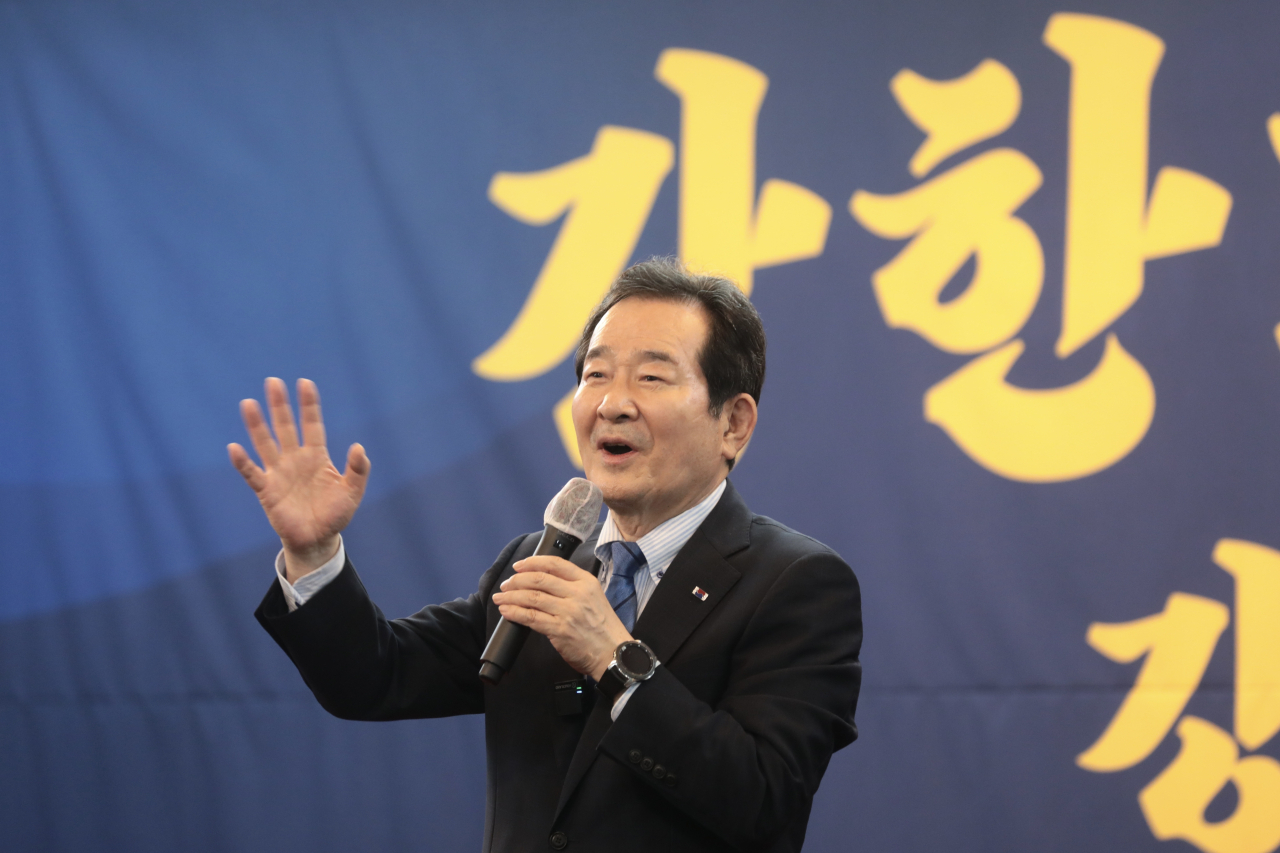 정세균 전 국무총리가 26일 인천 베스트웨스턴 인천로얄호텔에서 열린 '균형사다리' 인천 본부 발대식에 참석해 발언하고 있다.[정세균 캠프 제공]