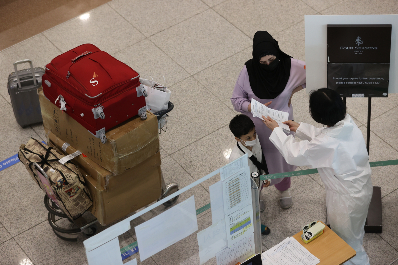 코로나바이러스인 '델타 변이'가 전 세계에서 급속도로 확산하고 있는 가운데 24일 오전 인천국제공항을 통해 입국한 외국인이 방역 관계자에게 설명을 듣고 있다. [연합]