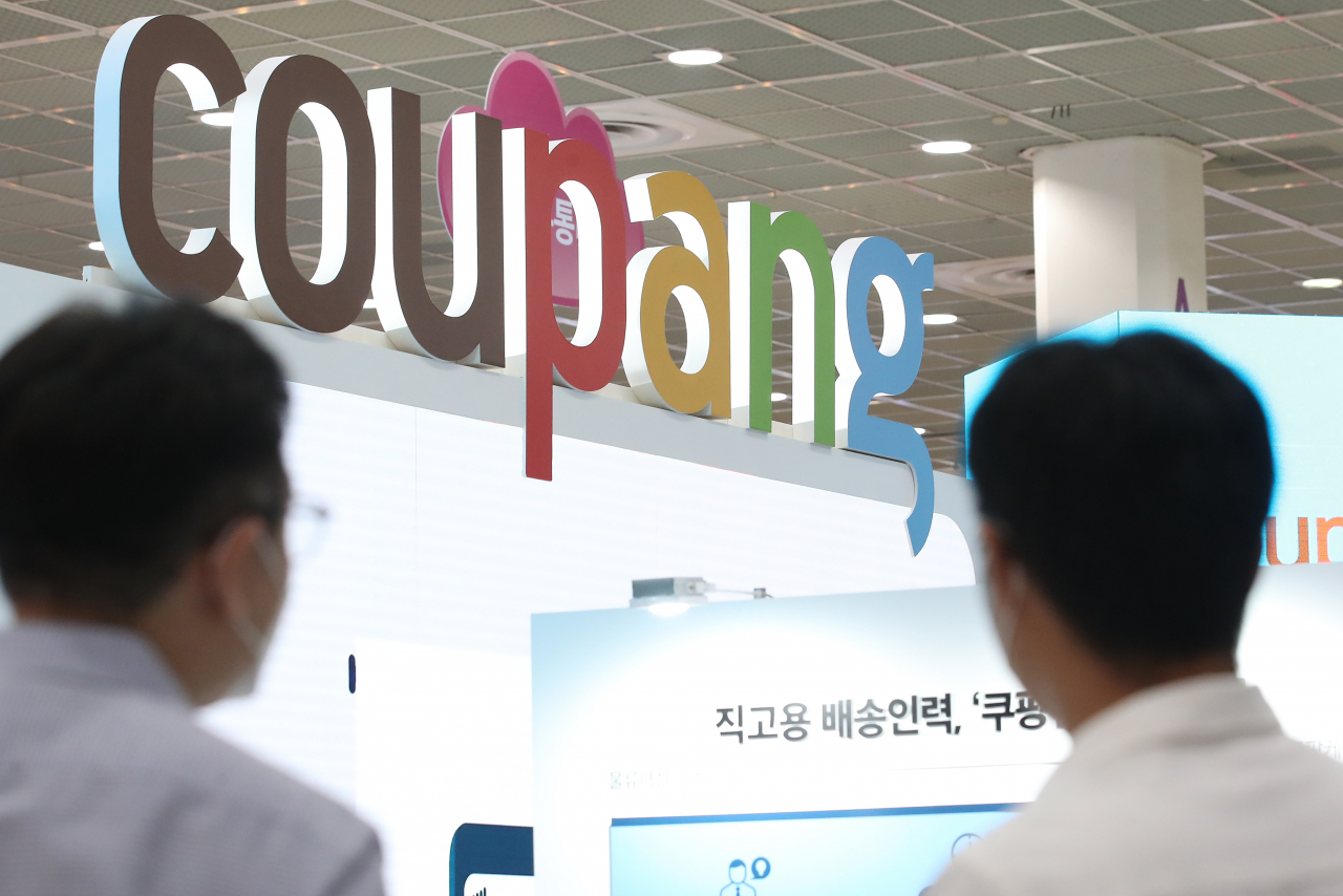 23일 서울 강남구 코엑스에서 참관객들이 '제10회 스마트테크 코리아 및 제1회 디지털 유통대전'을 둘러보고 있다. 연합뉴스