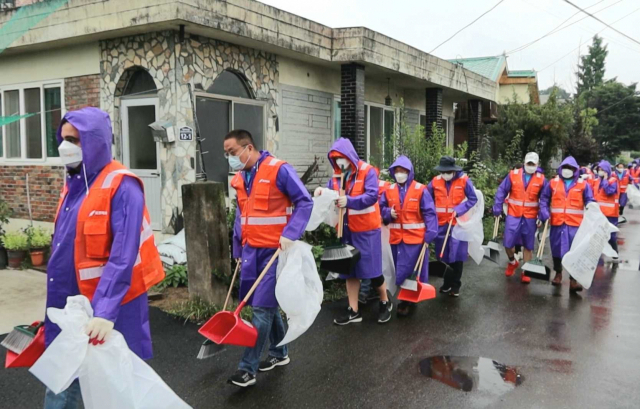 쿠팡 임직원 봉사자들이 화재로 불편을 겪고 있는 덕평리 인근 마을에서 환경 정화활동을 펼치고 있다.[쿠팡 제공]