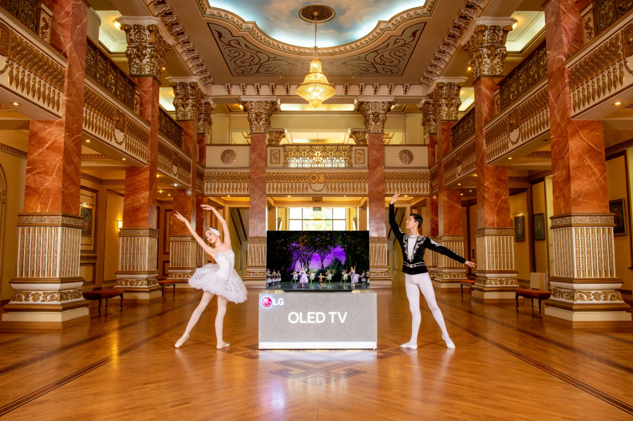 LG전자가 카자흐스탄 남동부 알마티에 있는 국립학술오페라발레극장(Kazakh National Academic Theater of Opera and Ballet)과 오는 2024년까지 3년간 후원 협약을 맺고, LG 올레드 TV를 앞세워 문화·예술과 접목한 프리미엄 마케팅에 나선다. 사진은 극장 1층 메인 홀에 LG 올레드 TV가 설치돼 있는 모습. [LG전자 제공]