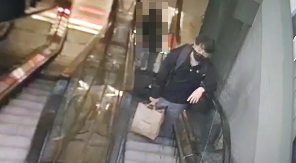 지난 22일 하교 후 엿새째인 27일까지 행적이 묘연한 분당 서현고 3학년 김휘성 군이 실종 당일 오후 5시 22분쯤 서현역 영풍문고에서 문제집을 구매 후 에스컬레이터를 타고 올라오는 모습. CCTV 영상 화면 캡처. [연합]