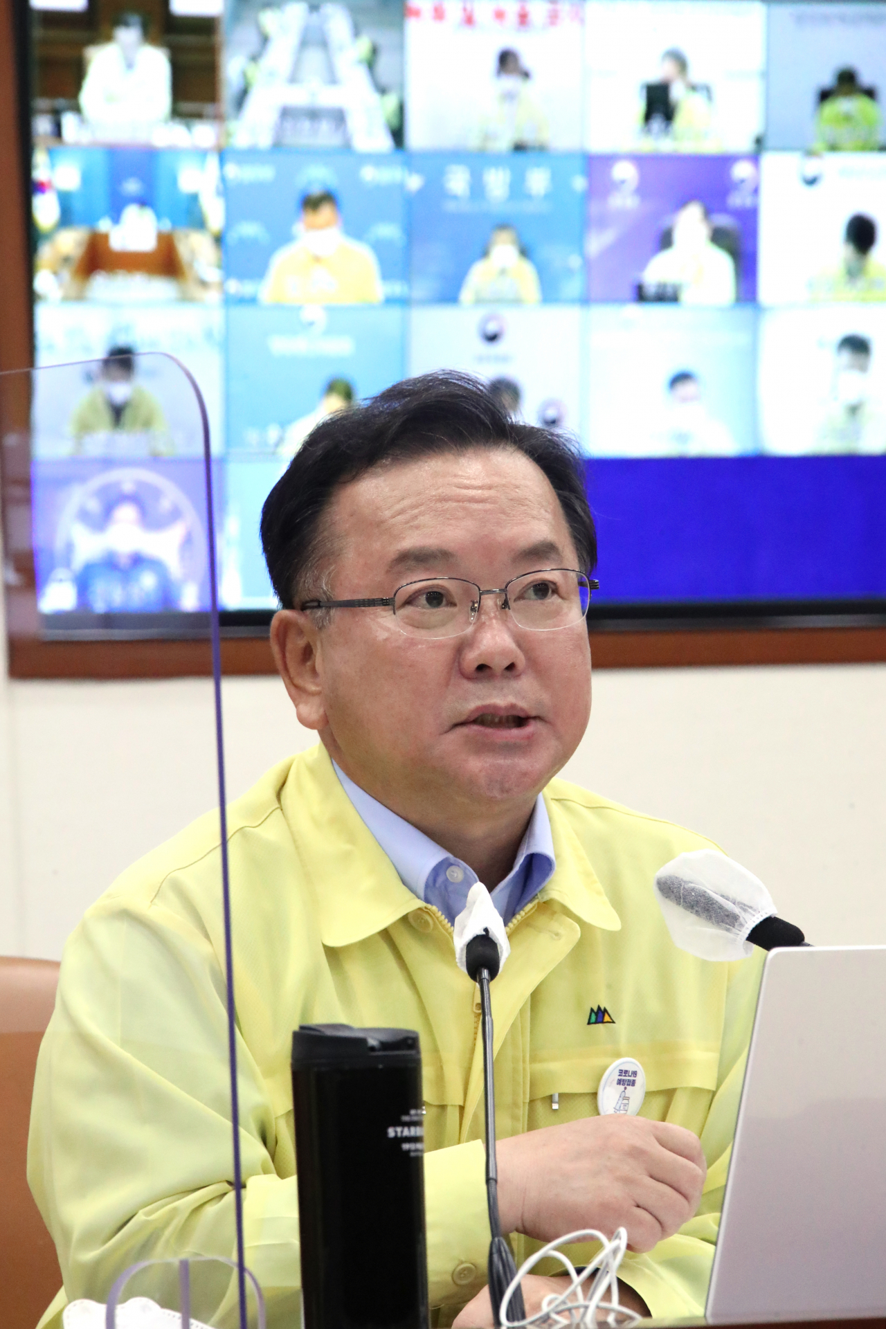 김부겸 국무총리가 27일 정부서울청사에서 열린 코로나19 대응 중앙재난안전대책본부(중대본) 회의를 주재하고 있다.[연합]