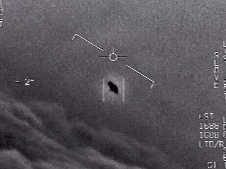 지난 2015년 미 해군 소속 전투기에 의해 촬영된 미확인 미행물체(UFO) 영상. [AP]