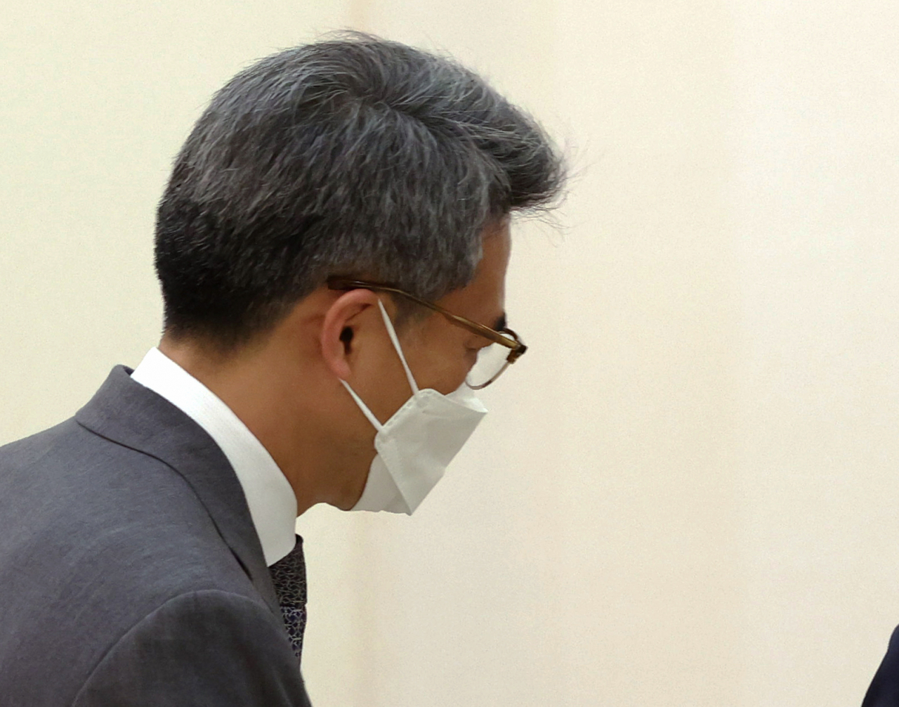 부동산 투기 의혹을 받는 김기표 청와대 반부패비서관이 27일 사의를 표명했다. 문재인 대통령은 이를 즉각 수용했다. 사진은 1일 청와대에서 열린 김오수 검찰총장 임명장 수여식에 참석하는 김기표 반부패비서관. [연합]