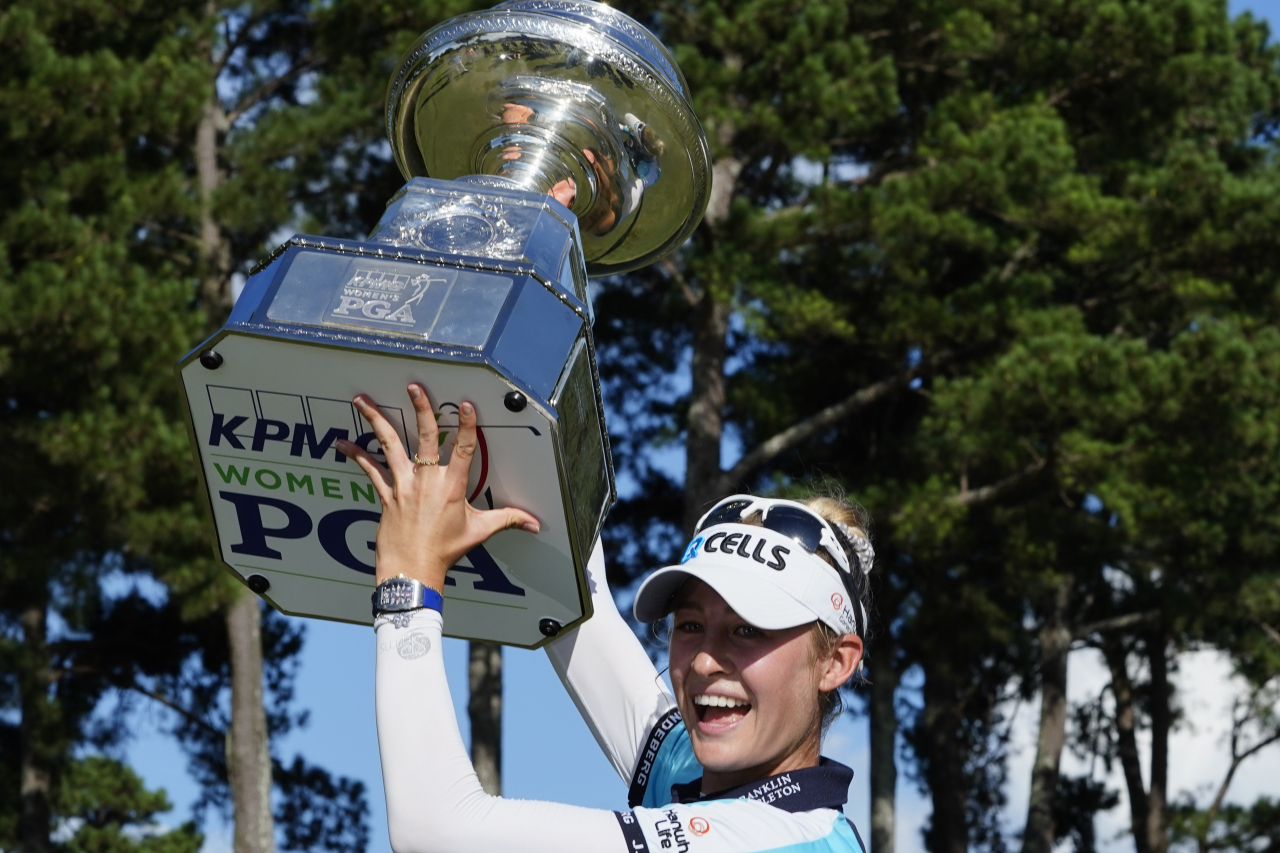 넬리 코르다가 KPMG 여자 PGA 챔피언십에서 생애 첫 메이저 우승컵을 들어 올리고 있다. [AP]