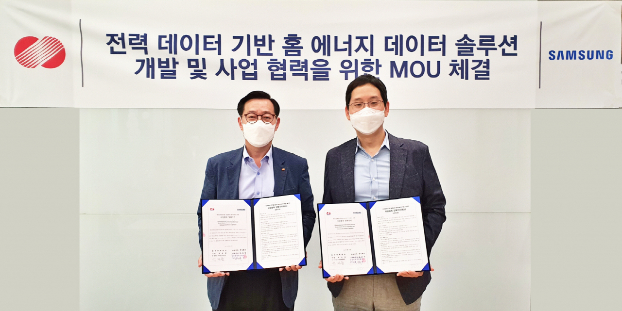 삼성전자와 한국전력공사가 28일 전력 데이터 기반 ‘홈 에너지 솔루션’ 개발을 위한 업무협약(MOU)을 체결했다. 김태용 한국전력 디지털변환처장(사진 왼쪽)과 박찬우 삼성전자 생활가전사업부 상무가 업무협약을 맺고 기념 촬영을 하고 있다. [삼성전자 제공]